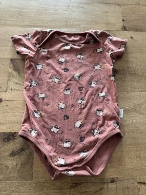 Souris Mini Baby One-Piece Bodysuit in rust with Raccoon Print sz 2-3 years